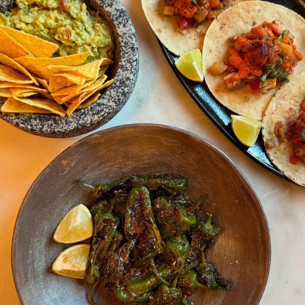 Tacos guacamole cu nachos si pimientos de padron la Condesa