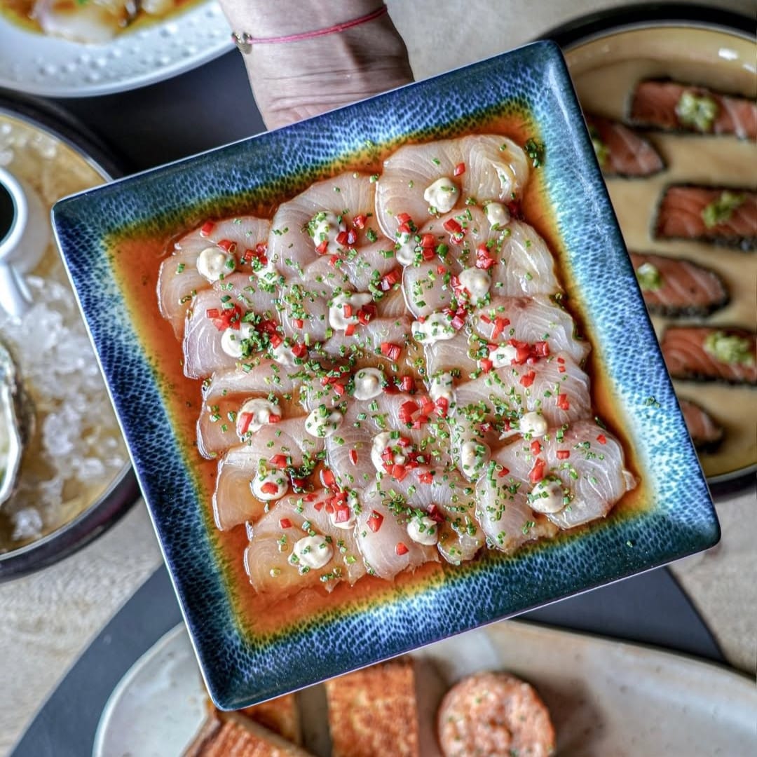 Tapas în București la Élephante, platouri de sharing: Hamachi Tiradito, Hamachi (yellowtail) servit cu sos ponzu, usturoi negru, ghimbir și o subtilă notă de chili.