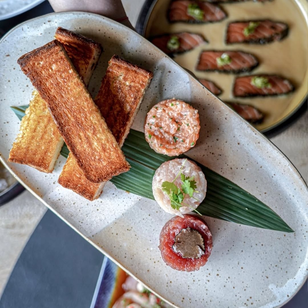 Tapas în București la Élephante, platouri de sharing: Trio Tartare, Salmon, tuna and hamachi tartare - finished with chilli mayo, truffle sauce and yuzu & miso.