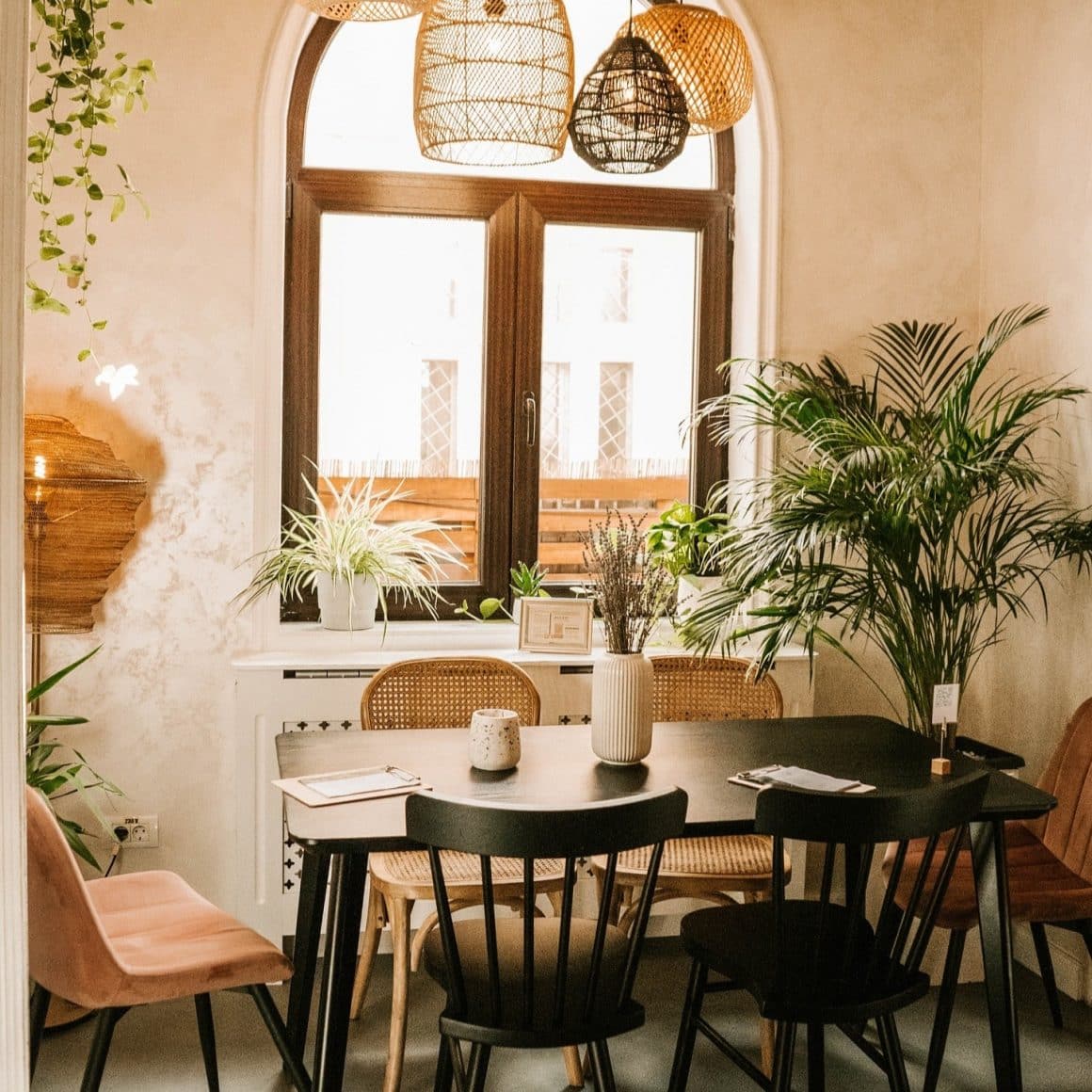 Erbario se numără printre cele mai populare cafenele pentru lucru remote în București, datorită atmosferei luminoase, designului verde și spațiului prietenos pentru lucru.