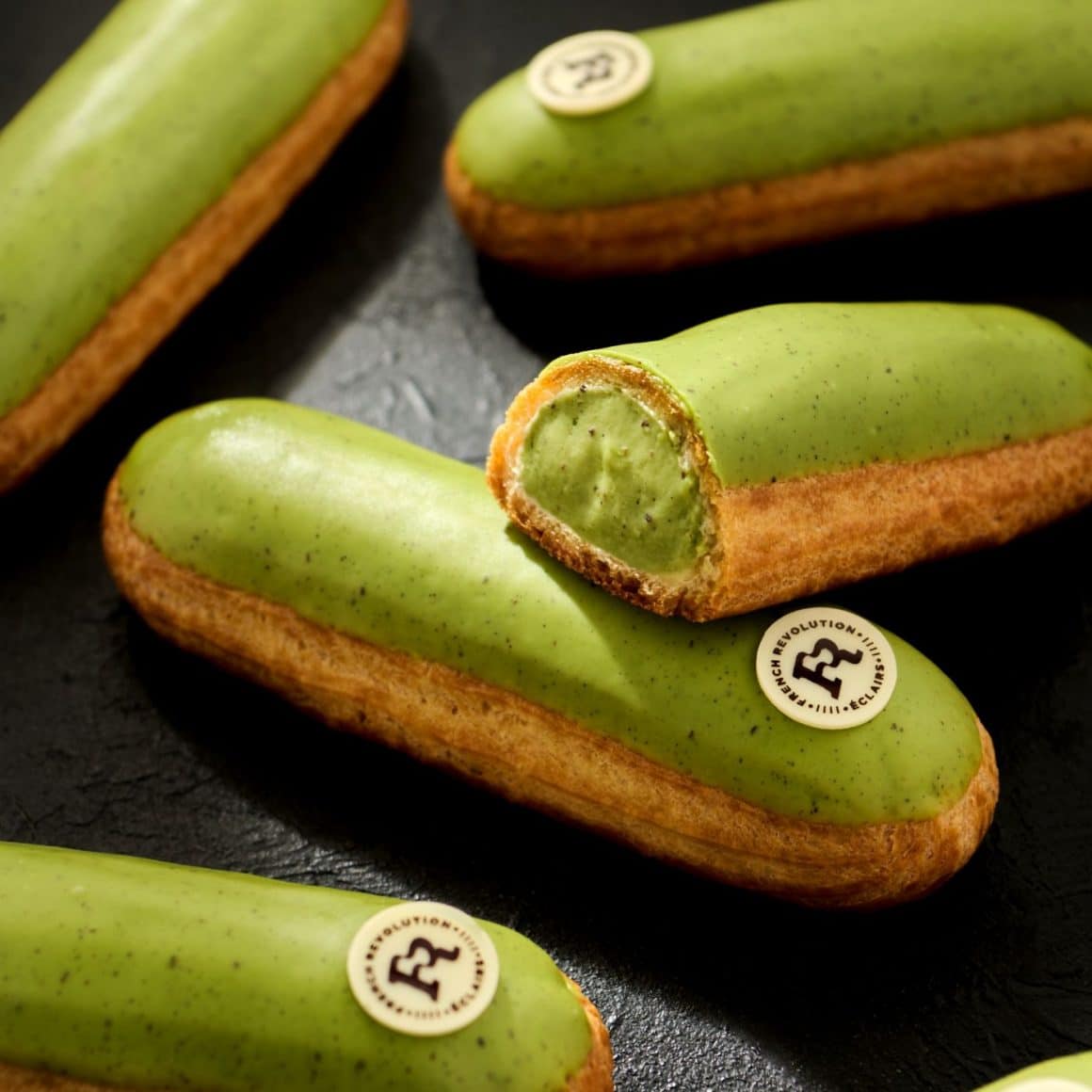 Éclair cu matcha în București, la French Revolution – catifelat, echilibrat și genul de desert pe care îl vrei din nou.