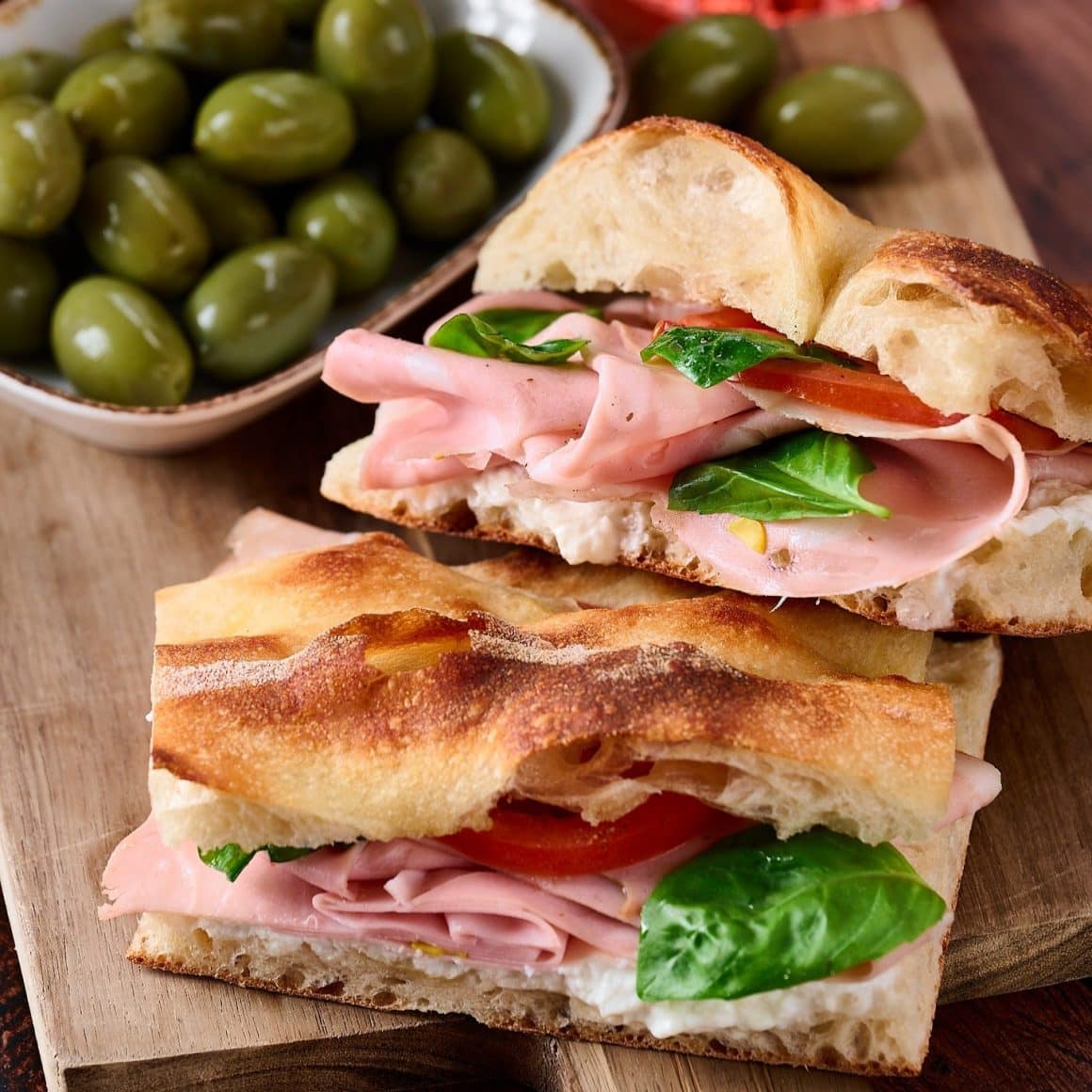 Panini cu prosciutto și brânză maturată de la Frescoloco Panini Bar – alegerea perfectă pentru un prânz rapid și parte din snack culture în București.