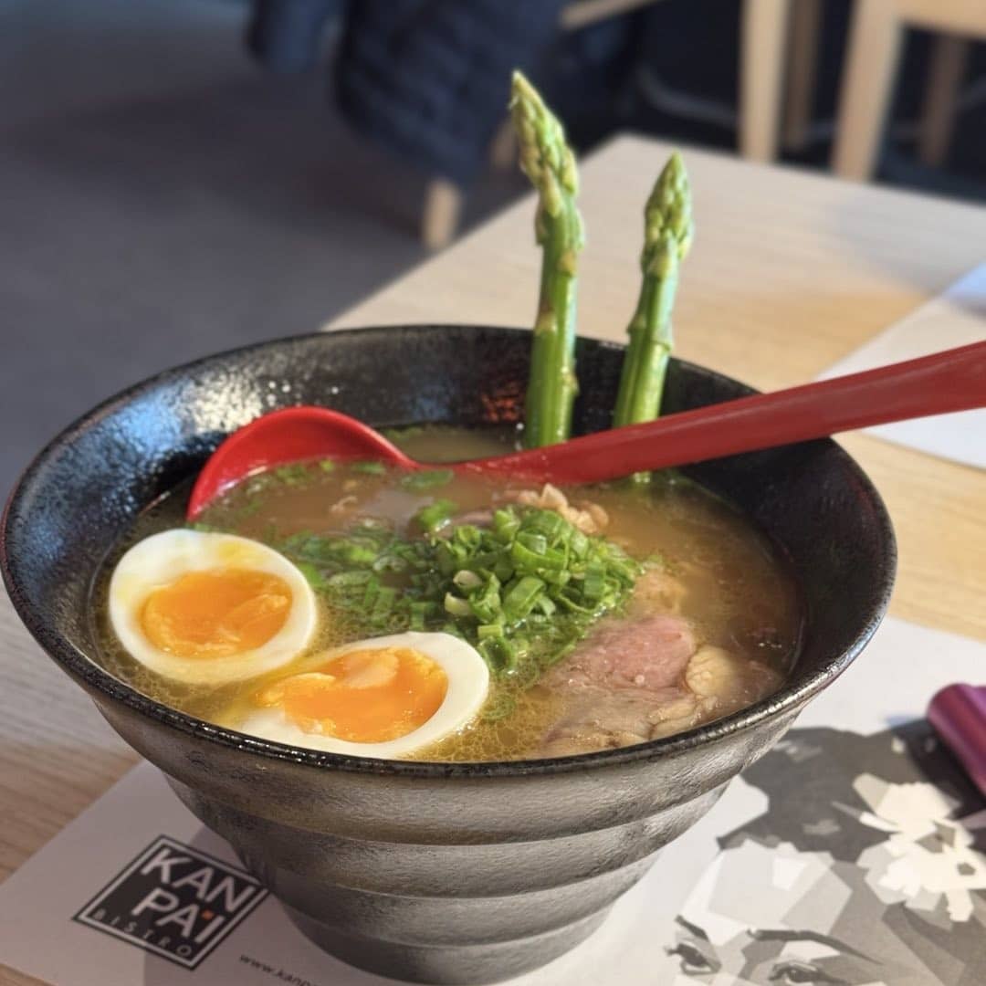Bol de ramen de la Kanpai Bistro București, cu noodles proaspeți, ou marinat și asparagus