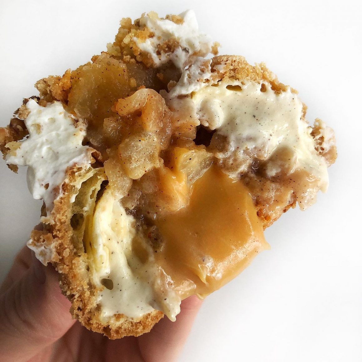 choux cu mere si scortisoare si crema de vanilie