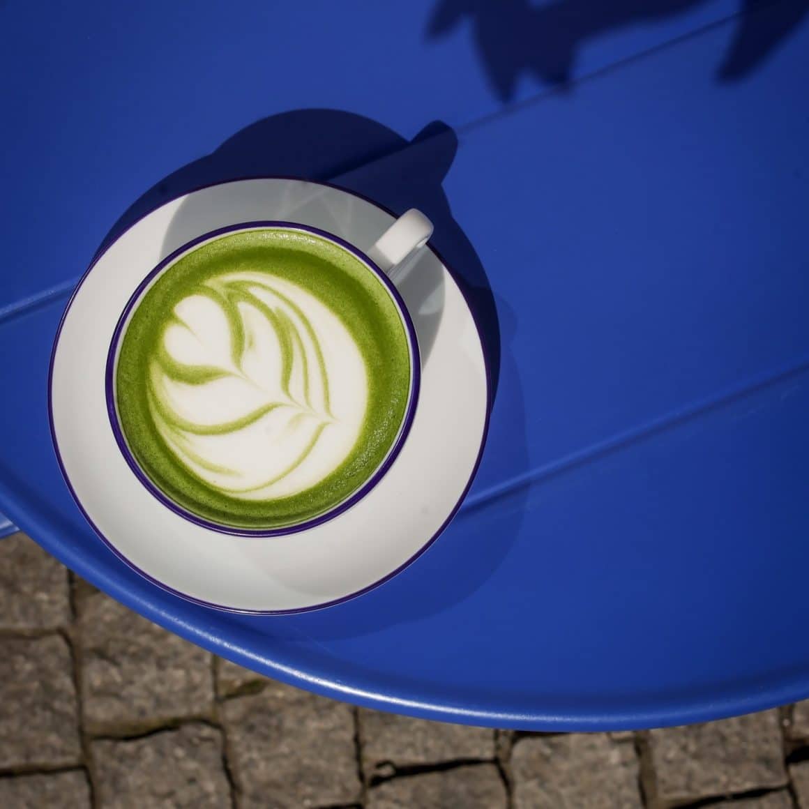 Matcha latte în București, servit la La Mița Biciclista – preparat corect, cremos și cu spumă fină