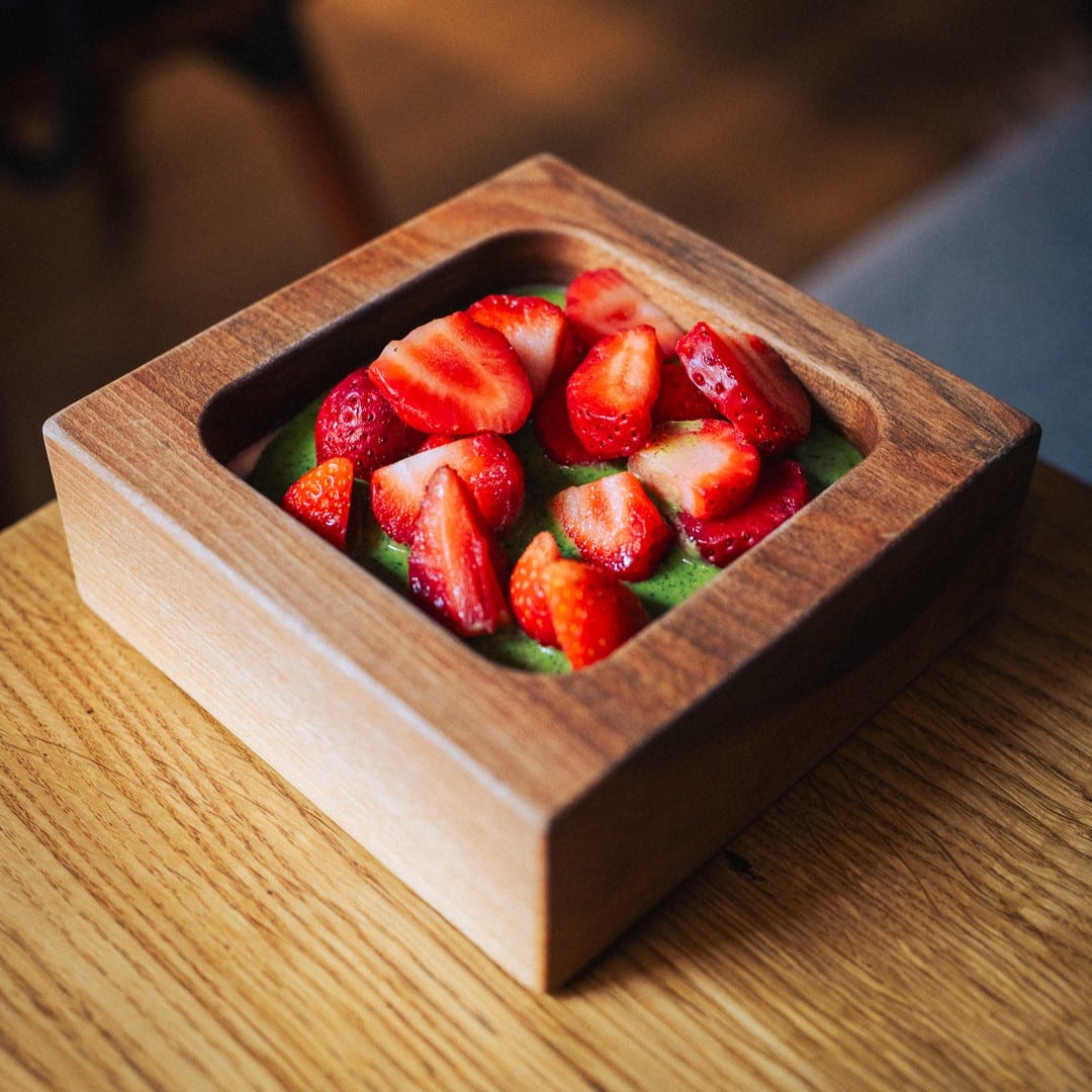 Panna cotta cu matcha de la Yoshi – cremoasă, fresh și cu căpșuni care fac totul și mai bun.