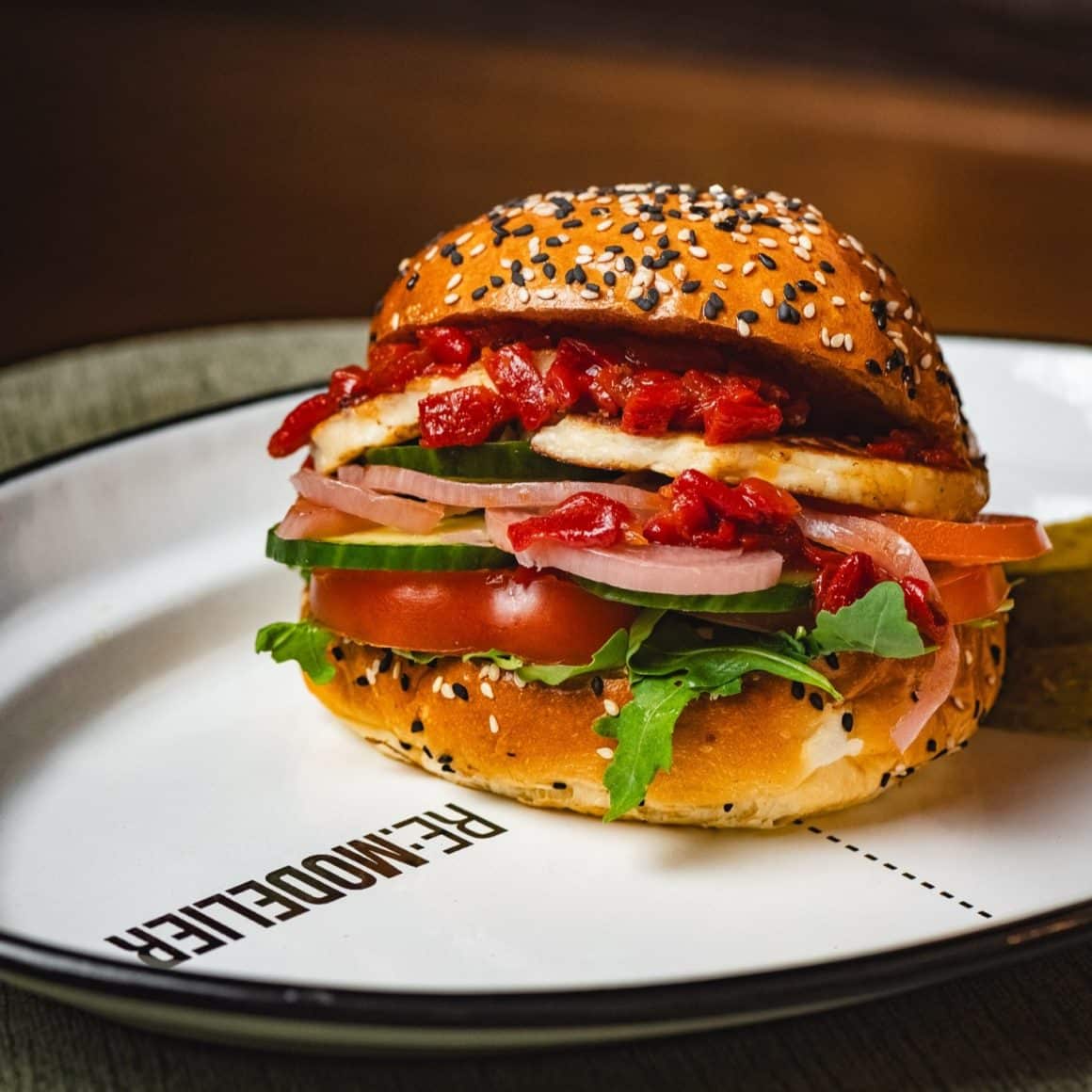 Burger artizanal de la Modelier București, cu ingrediente proaspete și combinații creative