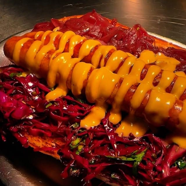 Sendviș cu cârnați de la Molf București. Noutăți din meniurile de toamnă de la restaurante București