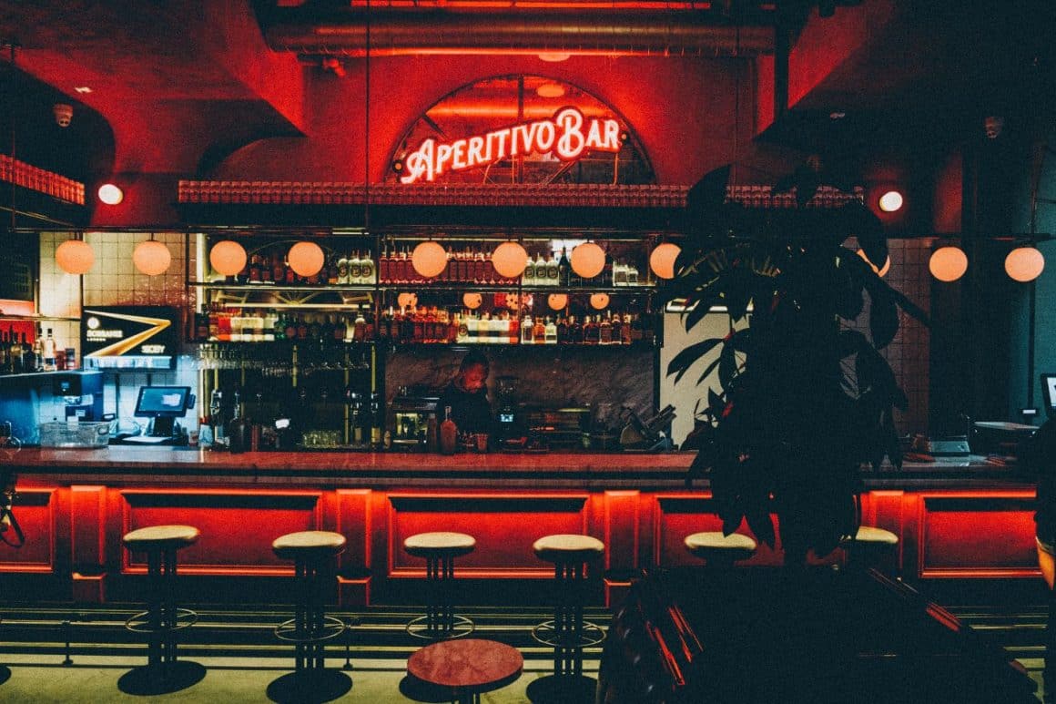 Interiorul Negroni Aperitivo Bar din Centrul Vechi, cu design roșu și atmosferă urbană, unul dintre spațiile emblematice pentru Negroni Week în București.