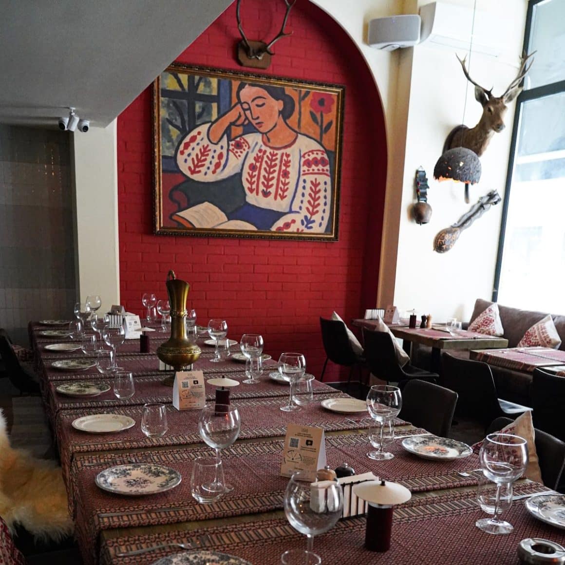 Interiorul restaurantului Noa Romanian Tapas & Wine, amenajat în modern, de inspirație tradițională. Locuri cu tapas în București