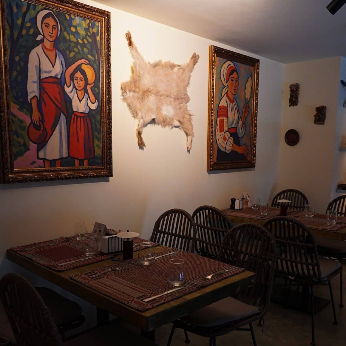 Interiorul restaurantului Noa Romanian Tapas & Wine, amenajat în modern, de inspirație tradițională.