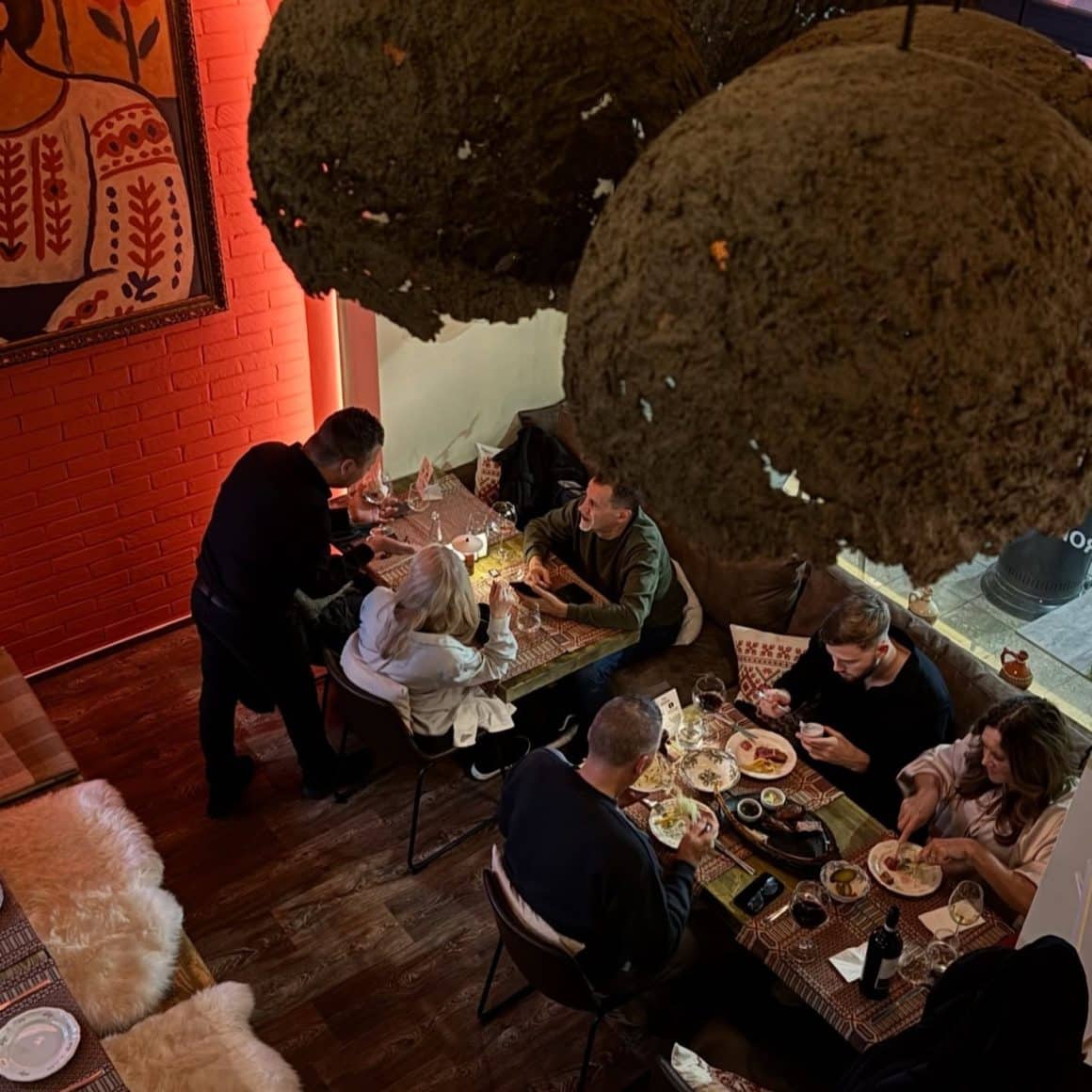 Maia multi oameni iau masa seara la Noa Romanian Tapas & Wine