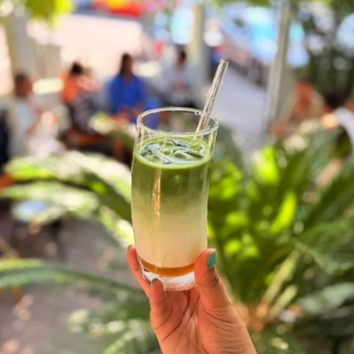 Iced matcha latte de la Orgolio, servit într-un cadru verde și boem