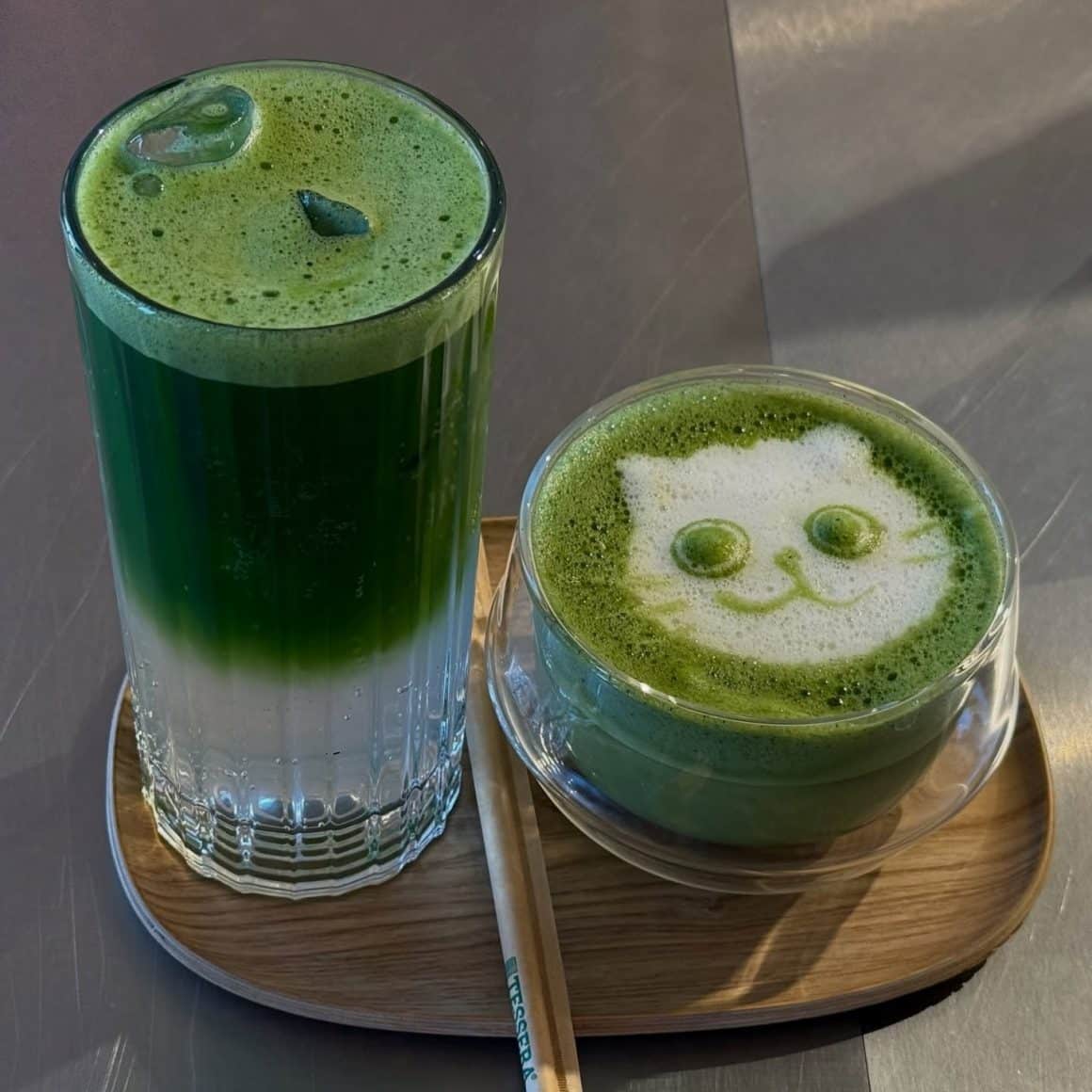 Matcha în București la Ototo – matcha latte clasic și iced matcha latte, cu art latte în formă de pisică.