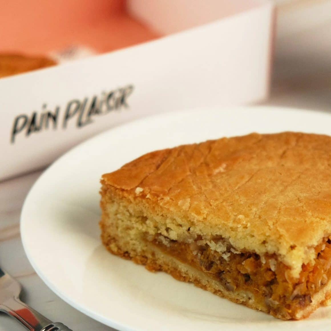 Close up cu o farfurie cu plăcintă cu dovleac de la Pain Plaisir, ce poate fi comandată acasă