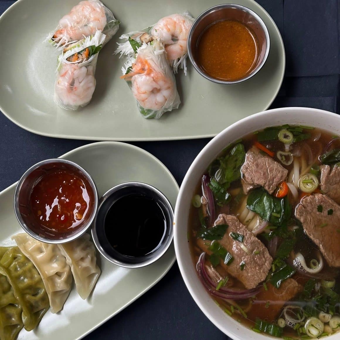 Supă Pho vietnameză de la Pho Bar București, servită cu ierburi proaspete și rulouri de primăvară – prânz aromat și rapid în snack culture în București.