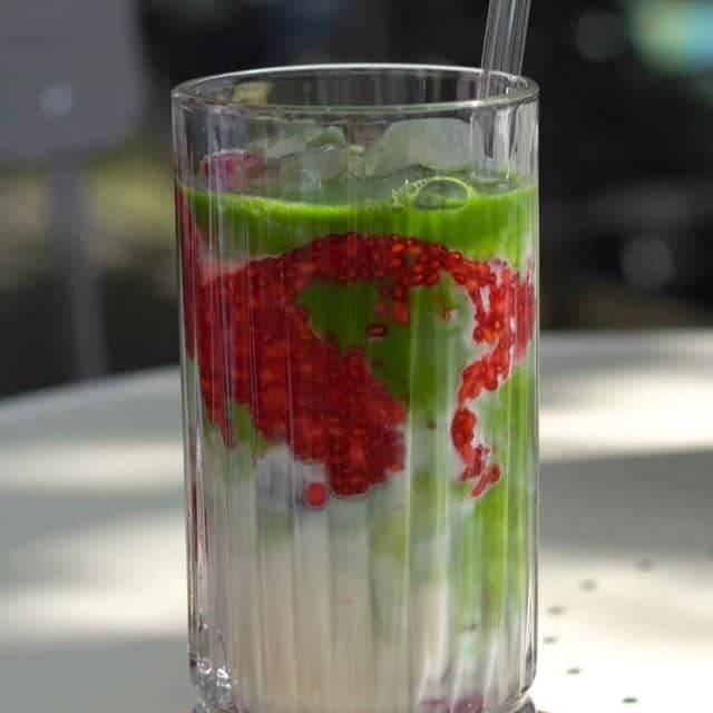 Matcha latte cu semințe de chia și zmeură de la Plantini, printre cele mai instagramabile băuturi cu matcha în București.