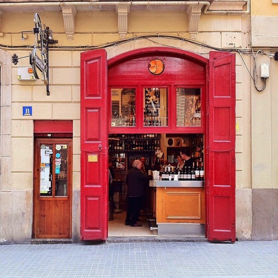Bodega intimă și plină de sticle de vin – Quimet & Quimet, loc de referință pentru tapas în Barcelona.
