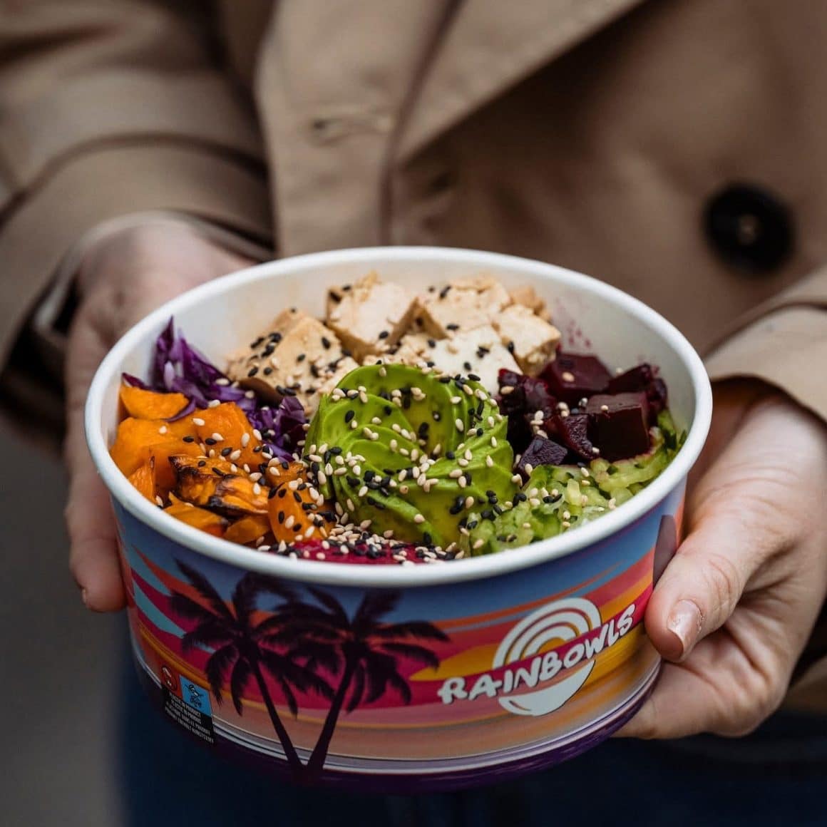 Poke bowl colorat de la Rainbowls, cu avocado, edamame și legume proaspete – o opțiune fresh și sănătoasă din snack culture în București.
