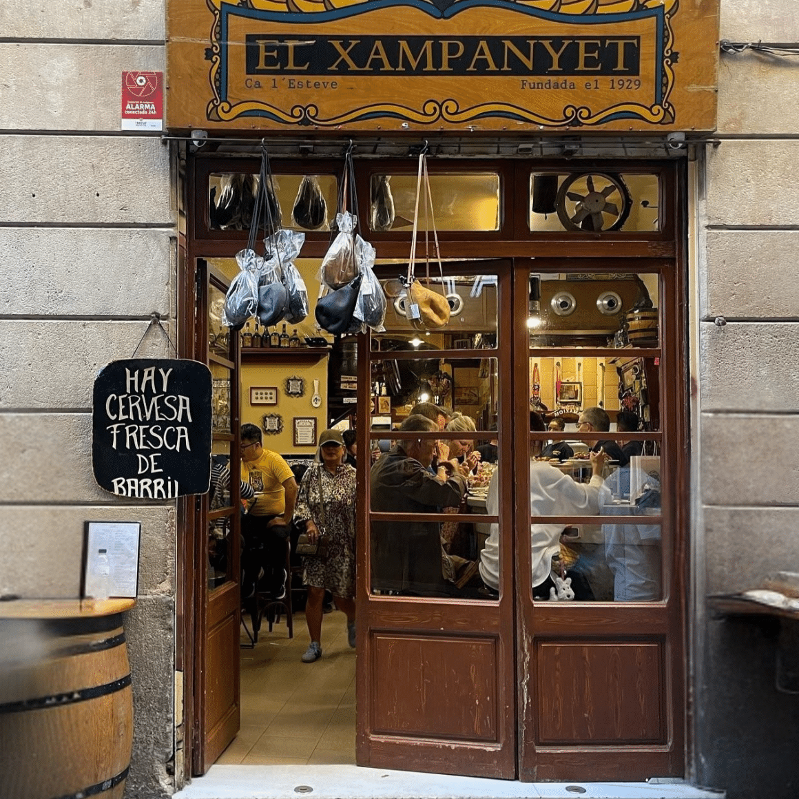 Intrarea clasică a El Xampanyet, bar de tapas legendar din cartierul El Born. Restaurante din Barcelona