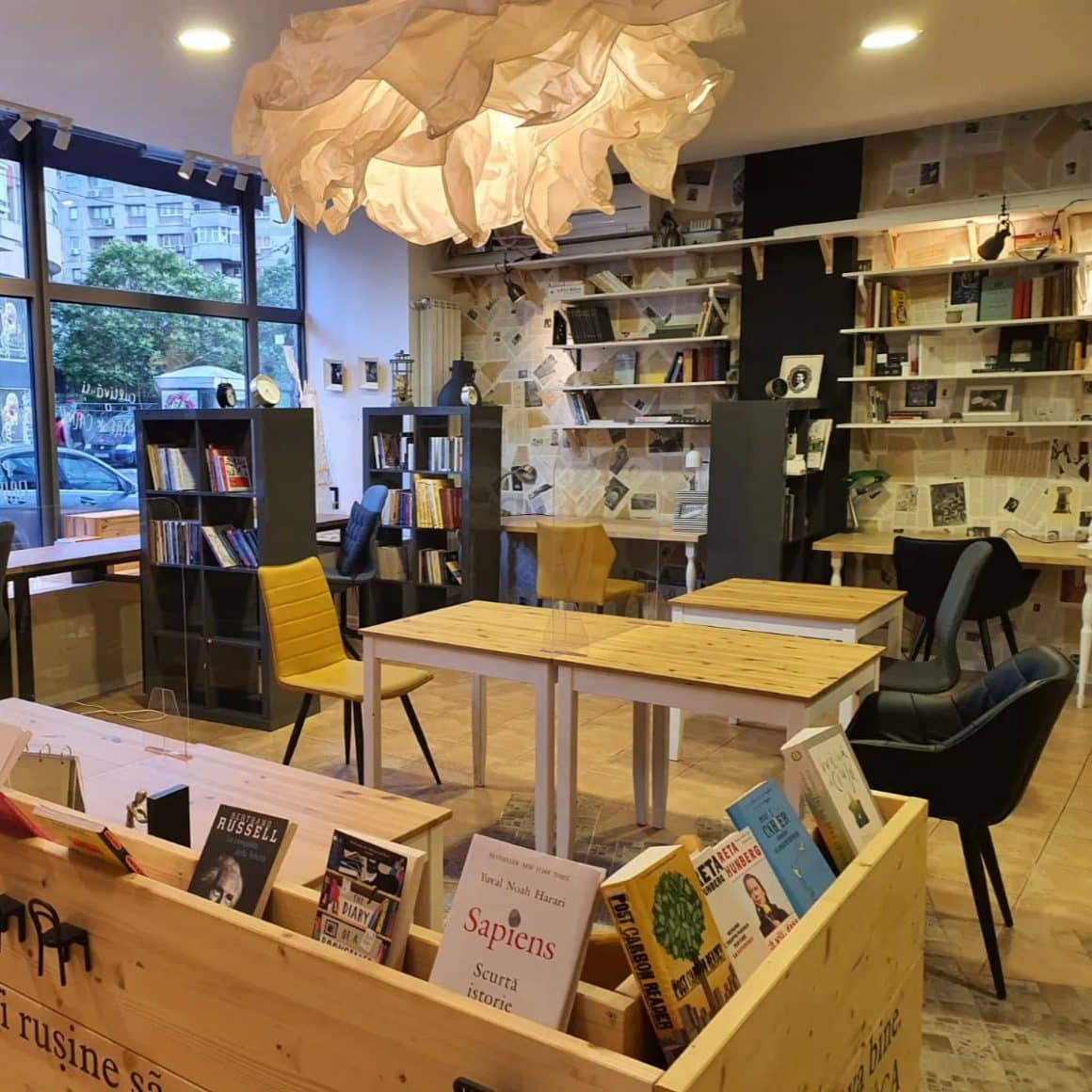 Seneca Anticafe pune la dispoziție un spațiu luminos, cu multe rafturi de cărți și mese unde poți lucra sau studia în liniște.