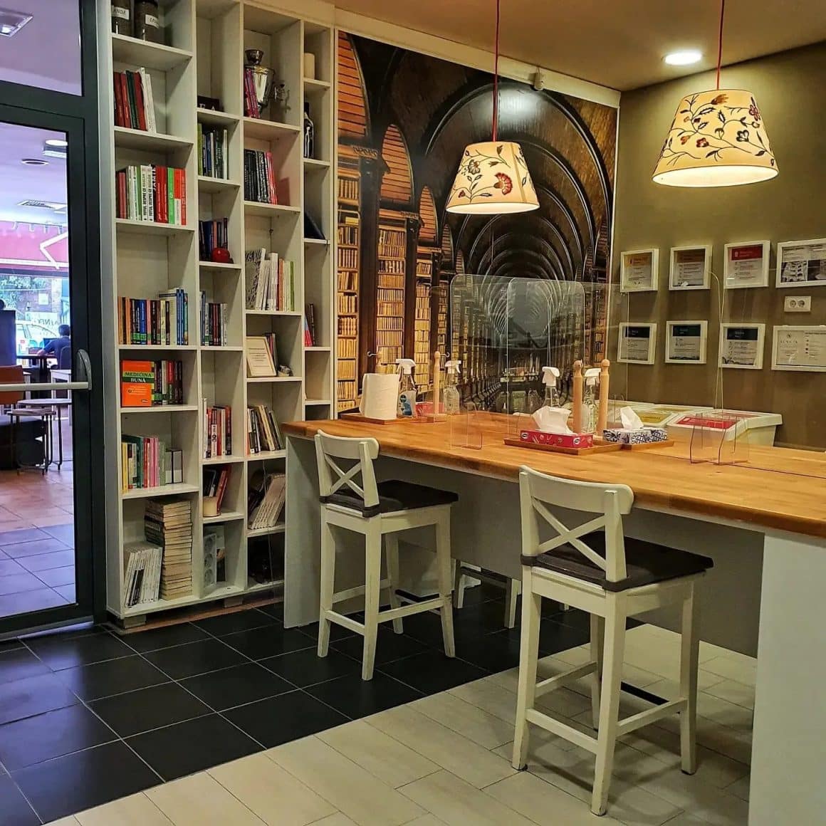 Interiorul este amenajat cu biblioteci mari și mese lungi, ideale pentru lucru în echipă sau pentru sesiuni de brainstorming.