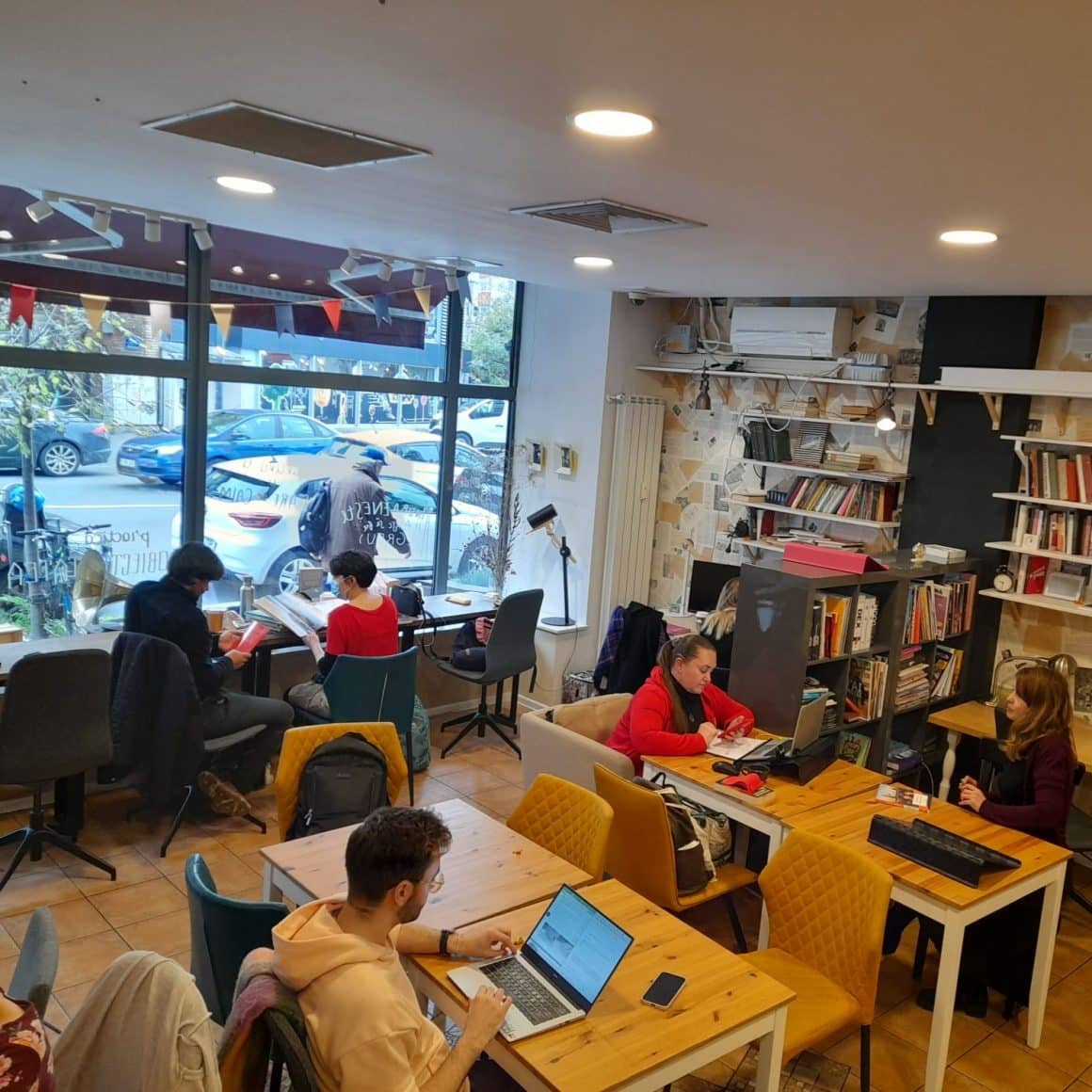 Seneca Anticafe este una dintre cele mai cunoscute cafenele pentru lucru remote în București, oferind acces la internet, băuturi și un cadru prietenos pentru productivitate.