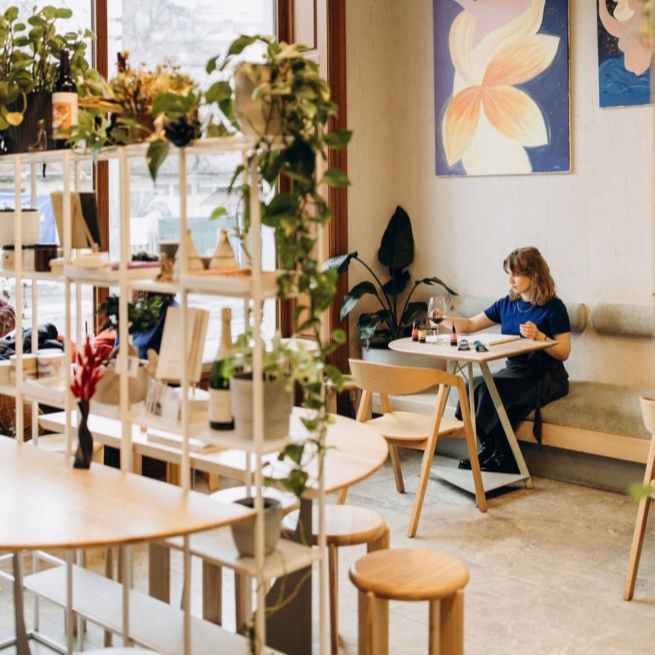 Sip Coffee & Wine Bar este una dintre acele cafenele pentru lucru remote în București unde găsești lumină naturală, un spațiu aerisit și o atmosferă relaxată.