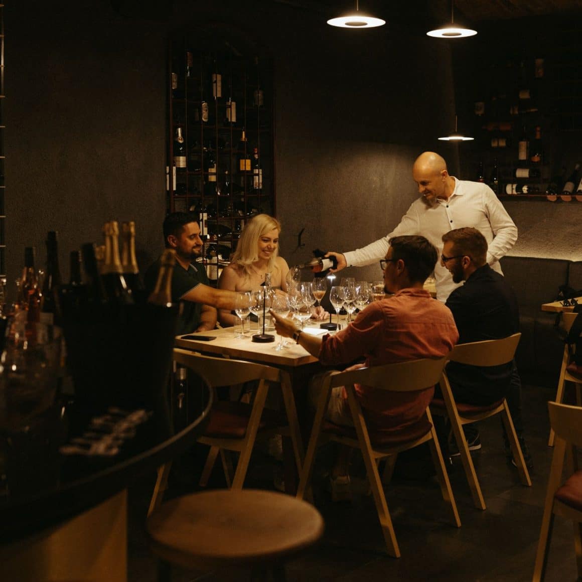 4 prieteni sunt serviti de un somelier la Sip Coffee & Wine Bar