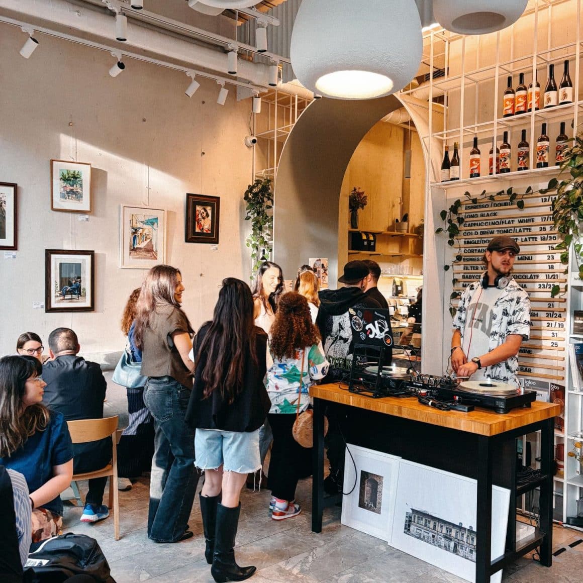 mai multi oameni si un dj live ziua in cafenea la Sip Coffee & Wine Bar