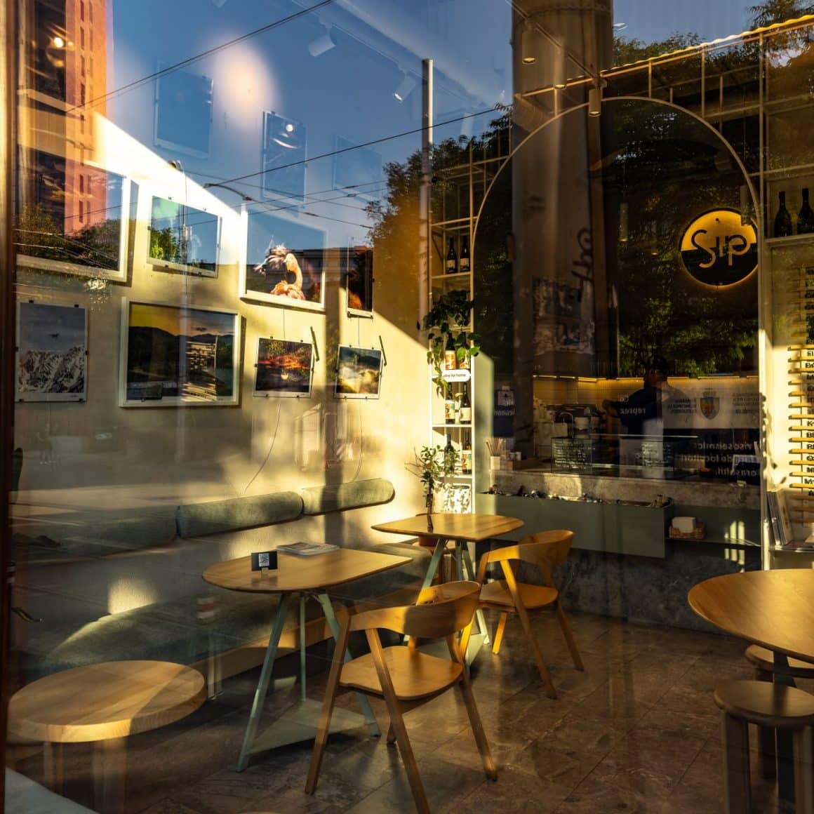 Imagine din strada catre interiorul Sip Coffee & Wine Bar, surprinsa dupa amiaza, la asfintit