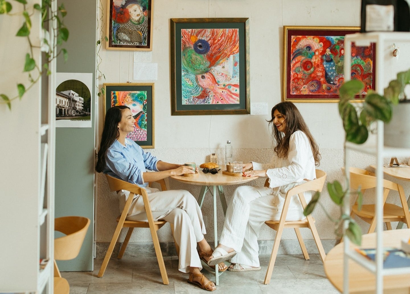 Sip Coffee & Wine Bar: cafenea diurnă, winebar nocturn. Două lumi într-un singur loc