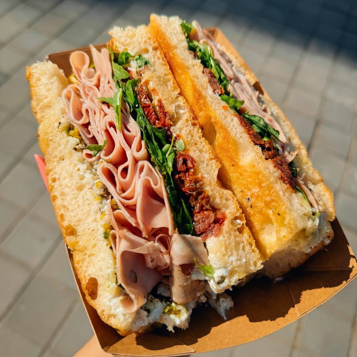 Sandwich artizanal cu mortadella și pesto de la Suta de Grame București – ideal pentru pauza de prânz într-o zi aglomerată