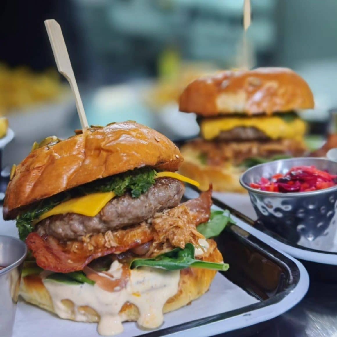 Burger suculent de la Switch.Eat, cu carne de vită, pulled pork și cheddar topit 