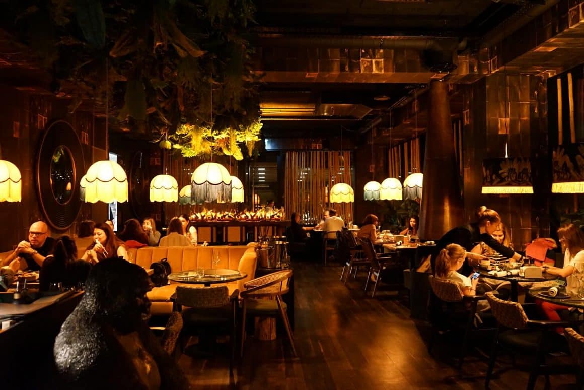 Interior Élephante București, atmosferă de junglă urbană, lumini calde și mese intime