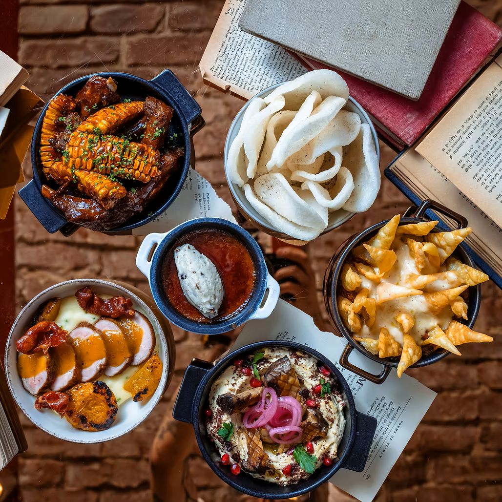 Tapas în București la Tapastick – platouri cu creveți, croquetas, pimientos de padrón și arancini