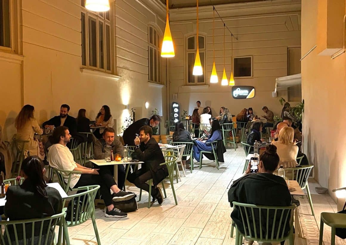 Terasa Tapastick din București, loc perfect pentru cocktailuri cu prietenii.