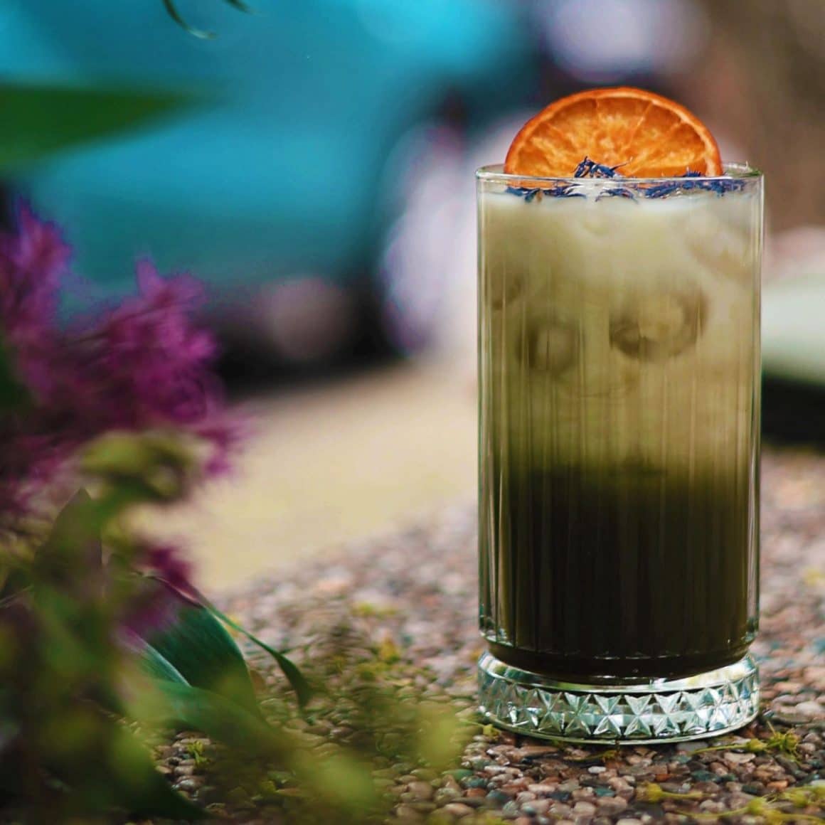 Iced matcha latte de la Throwback Coffee, un mix răcoritor și elegant, perfect pentru zilele calde în București