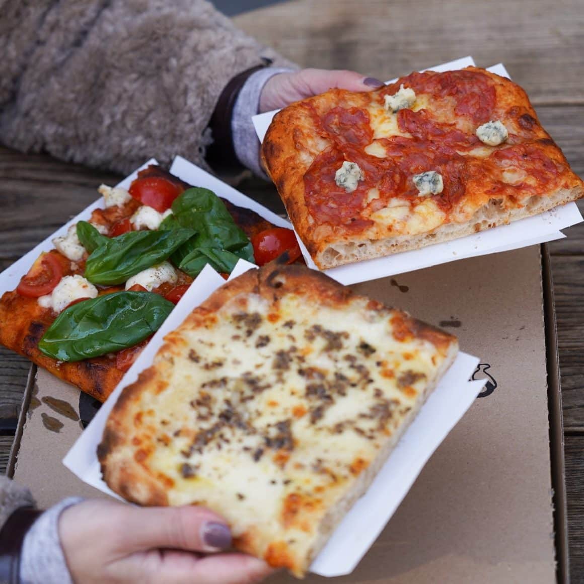 Pizza la felie de la Treevi București, cu blat aerat și toppinguri generoase – alegere ideală pentru un prânz rapid