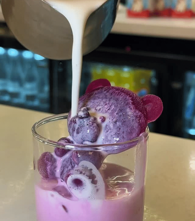 Pink Matcha de la Zola Bistro – băutură cu ursuleț din bezea care se topește când torni laptele. Matcha București