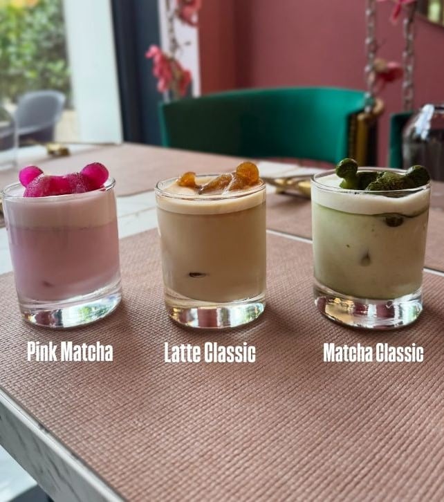 Pink Matcha, Latte Classic și Matcha Classic de la Zola Bistro – băuturi servite cu topping în formă de ursuleți.