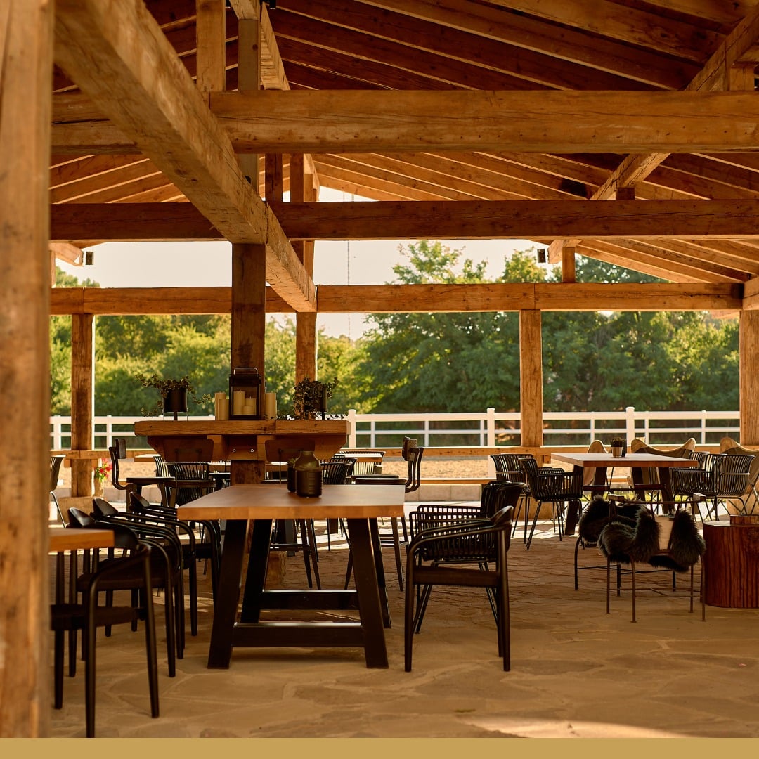 terasa restaurantului Singureni Manor, distins cu o cheie Michelin Keys în România