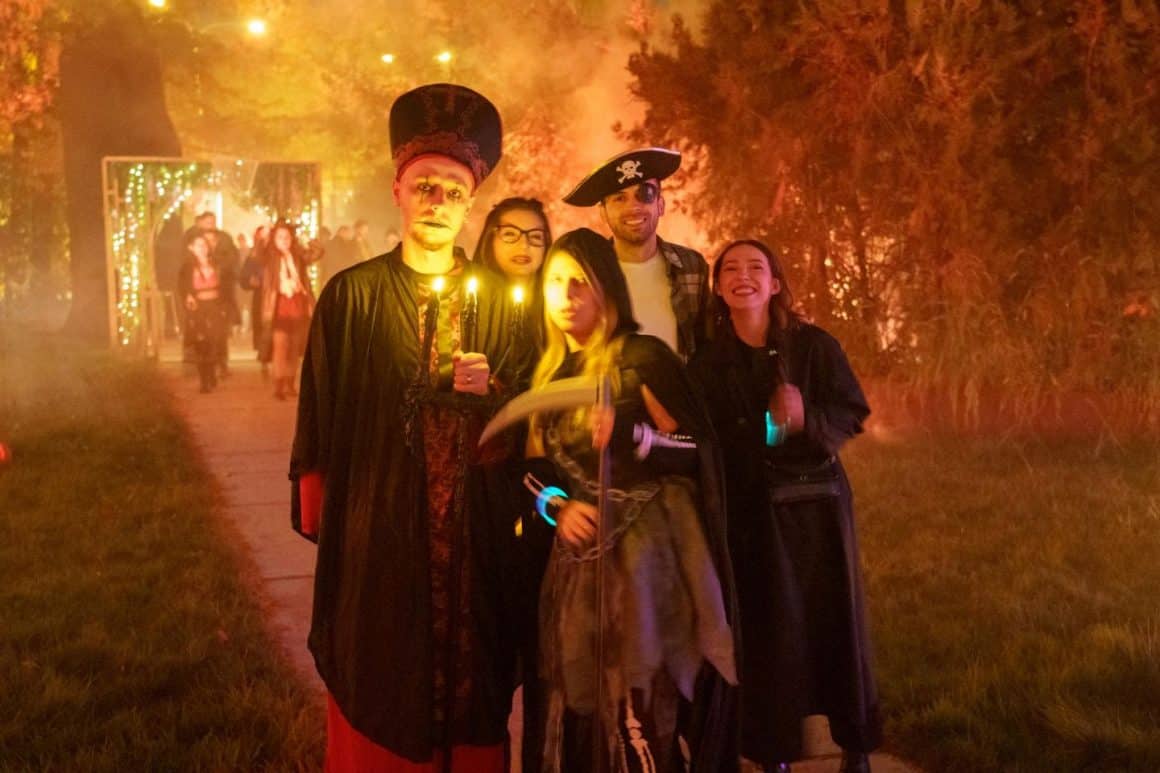 Grup de tineri costumați de Halloween pentru o petrecere la Grădina Floreasca. 