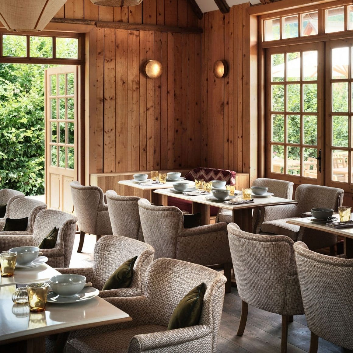 sala restaurantului privat de la Bethel Estates Transylvania