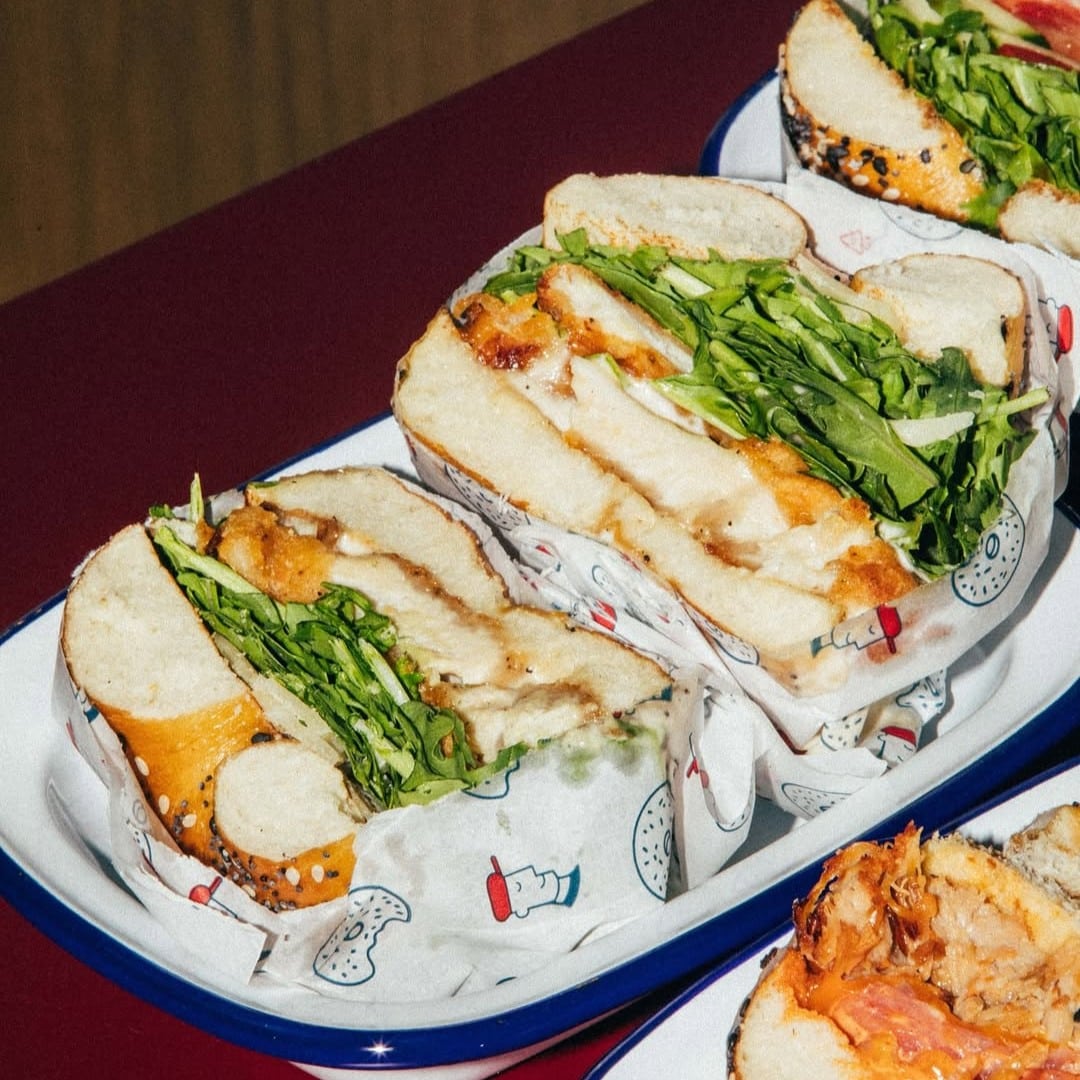 bagle cu pui si salata de la Michael's Bagel București,