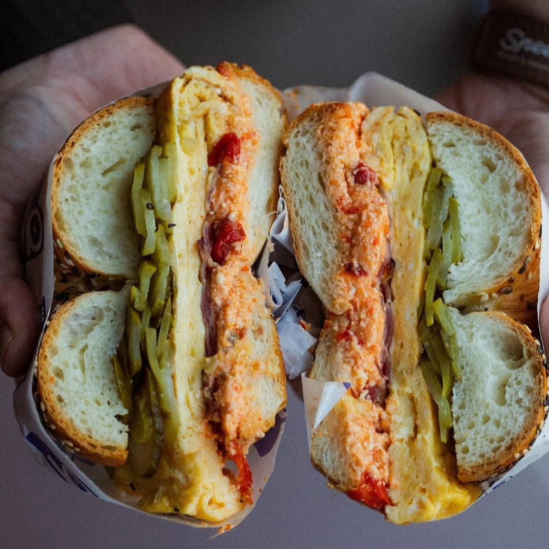 close up cu un bel de la The Bagel Bar. Bagels din București
