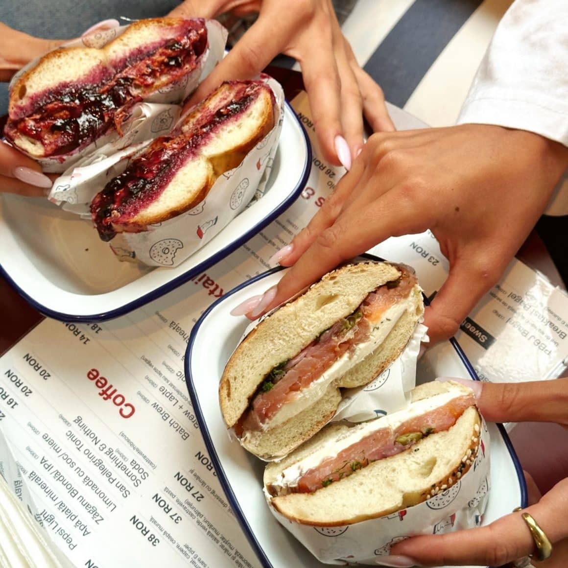 bagel cu peanut butter si jelly si altul cu branza si somon de la Michael's Bagel București. Bagels din București