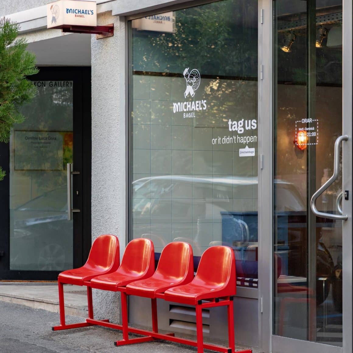 Bancuta in forma unor scaune de metro de la Michael's Bagel București,