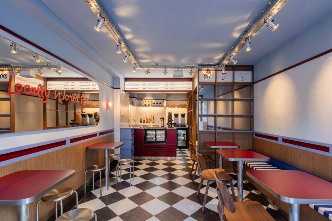 imagine din interiorul Michael's Bagel București, amenajat retro ca un diner american