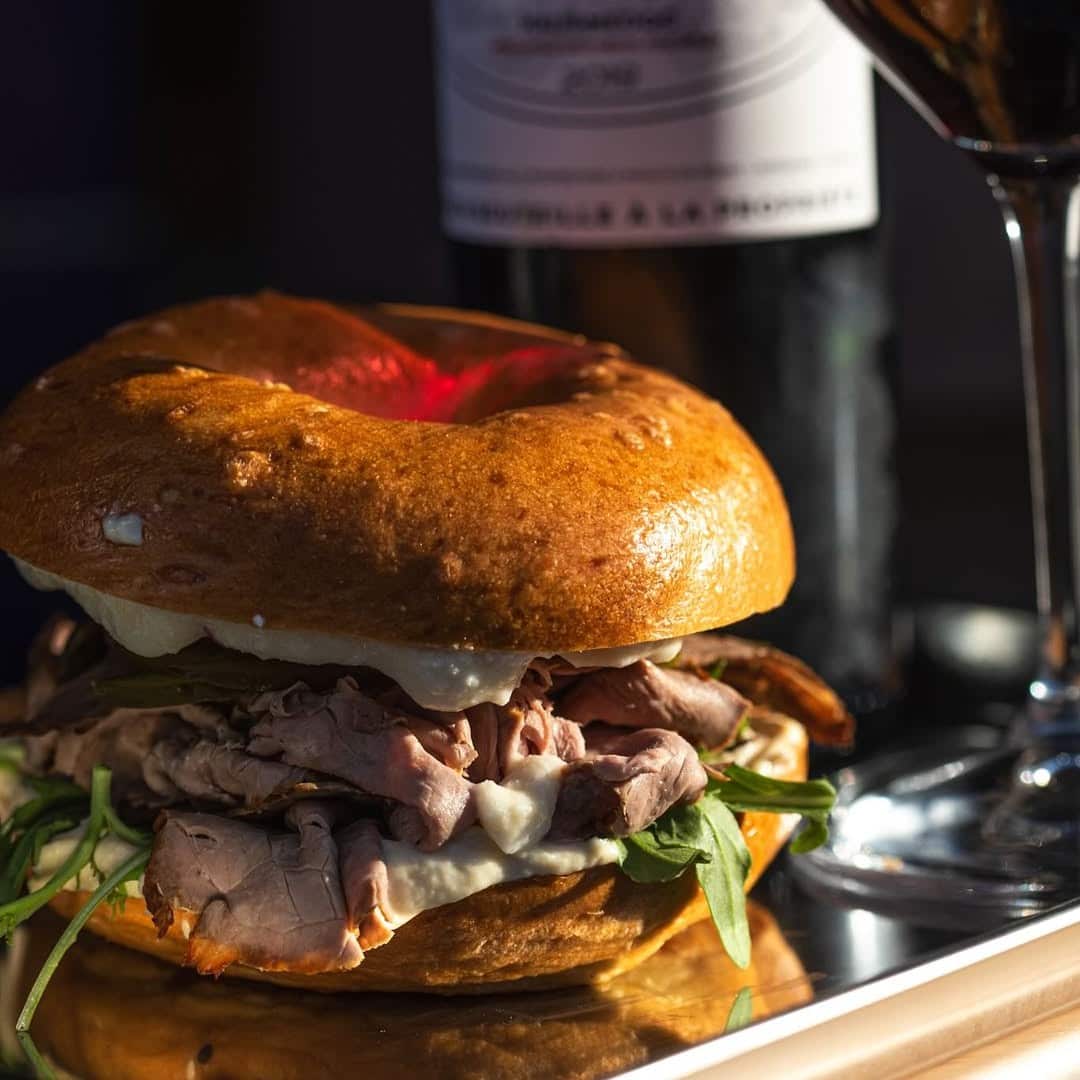 close up cu un bel de la The Bagel Bar. Bagels din București